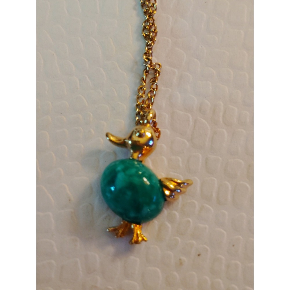 1980 VINTAGE  GREEN JELLY BELLY DUCK PENDANT NECKLACE 14" SIGNED